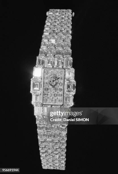 Présentation de la montre 'Kallista' fabriquée par la maison suisse 'Vacheron-Constantin' et composée de 118 diamants et de 140 grammes d'or valait...