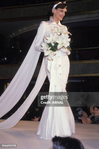 Inès de la Fressange en robe de mariée lors du défilé Haute Couture Printemps-Eté 1989 Chanel en janvier 1989 à Paris, France.