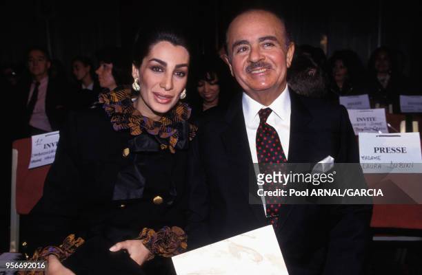 Adnan Khashoggi et son épouse Shahpari lors d'un défilé de mode en octobre 1992 à Paris, France.