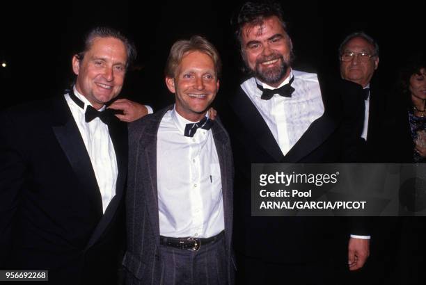 Michael Douglas et ses frères Eric et Joel lors du Festival de Cannes en mai 1990, France.
