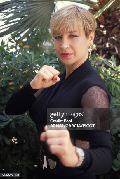 Cynthia Rothrock, championne du monde d'arts martiaux et actrice américaine, lors du Festival de Cannes en mai 1990, France.