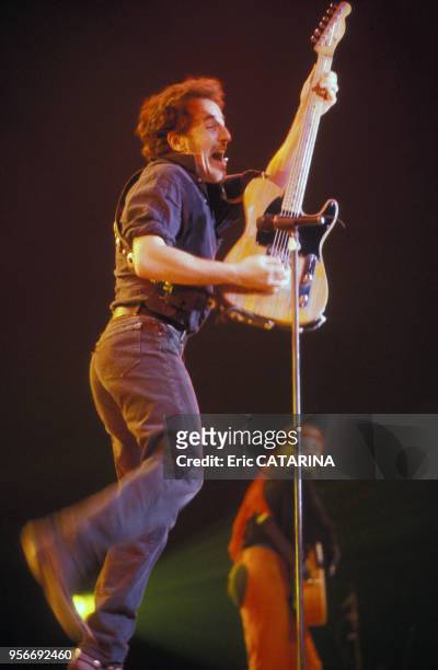 Portrait du chanteur et guitariste américain Bruce Springsteen en concert en avril 1993 à Lyon, France.