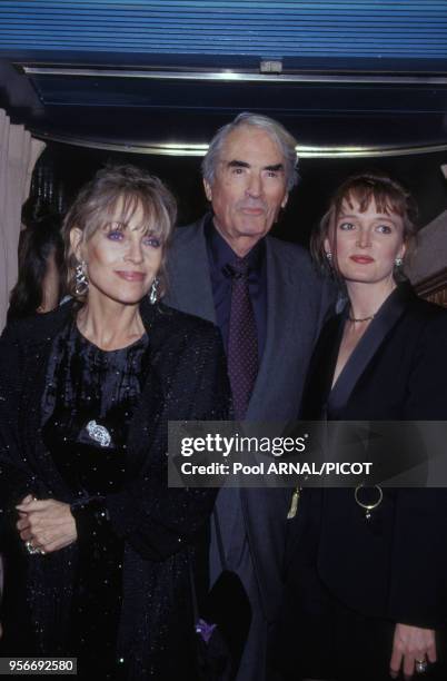 Portrait de l'acteur américain Gregory Peck et de sa femme Veronique, et de Claude Chirac au concert de Frank Sinatra au Palais des Congrès le 3...