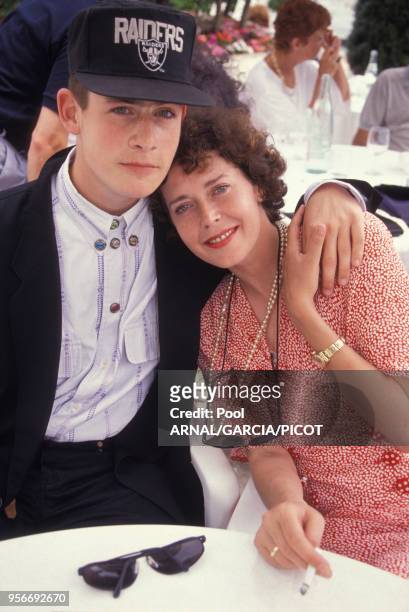 Actrice néerlandaise Sylvia Kristel et son fils lors du Festival de Cannes en mai 1990, France.