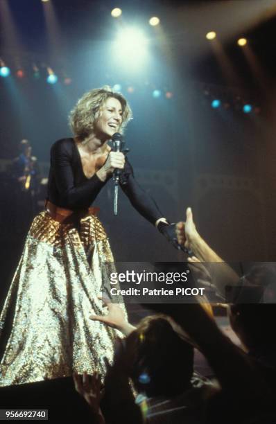 Portrait de la chanteuse Sheila en concert au Zénith en février 1985 à Paris, France.