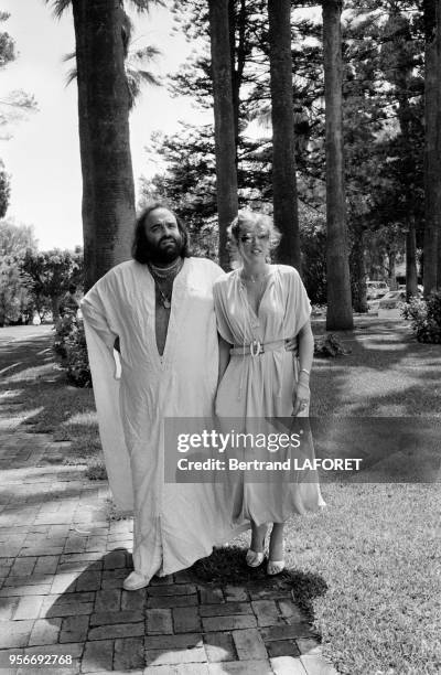 Demis Roussos et sa femme Dominique à Casablanca lors de la tournée marocaine du chanteur, le 10 juillet 1978, Maroc.