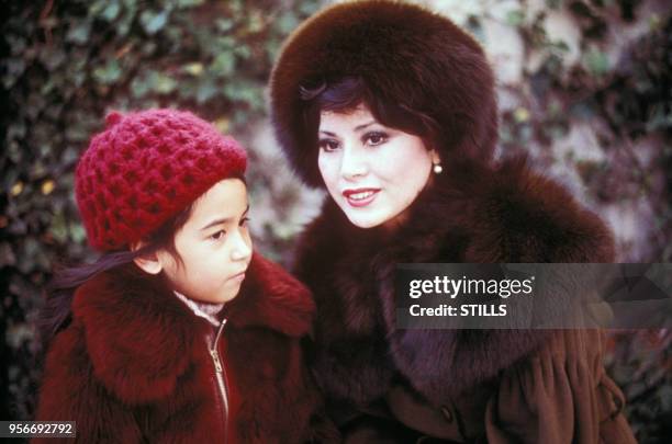 Portrait de la femme d'affaires japonaise et veuve du président indonésien Sukarno Dewi Sukarno avec sa fille, circa 1980.