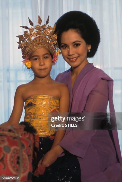 Portrait de la femme d'affaires japonaise et veuve du président indonésien Sukarno Dewi Sukarno avec sa fille Carina, circa 1980.