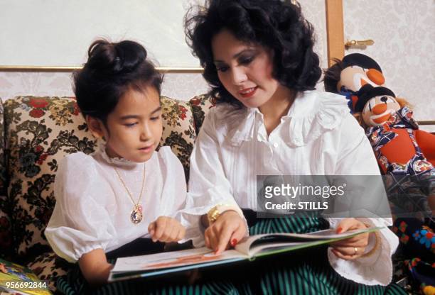 Portrait de la femme d'affaires japonaise et veuve du président indonésien Sukarno Dewi Sukarno avec sa fille, circa 1980.