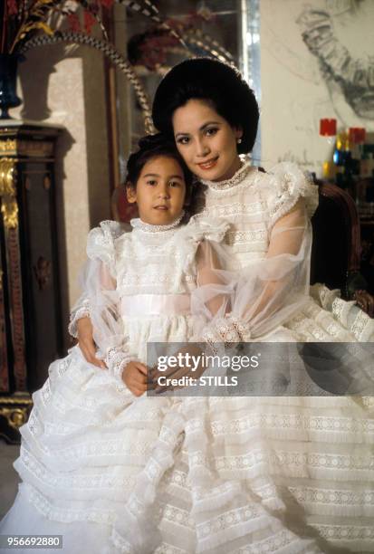 Portrait de la femme d'affaires japonaise et veuve du président indonésien Sukarno Dewi Sukarno avec sa fille, circa 1980.