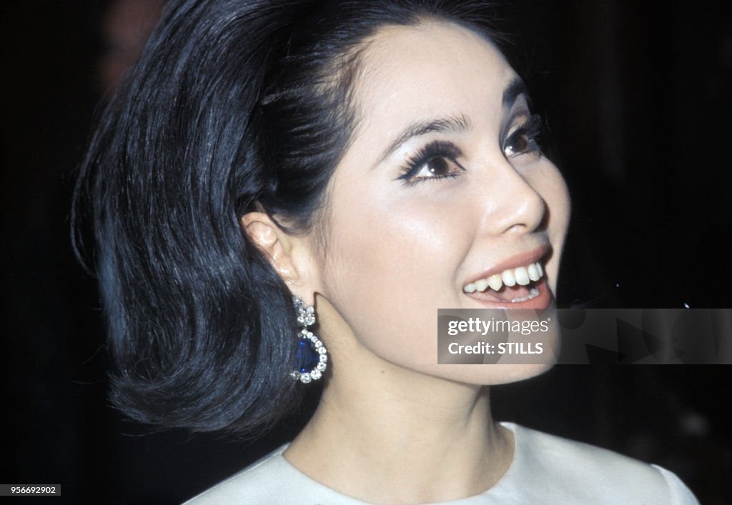 Portrait de la femme d'affaires japonaise Dewi Sukarno