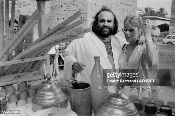 Demis Roussos et sa femme Dominique à Casablanca lors de la tournée marocaine du chanteur, le 10 juillet 1978, Maroc.