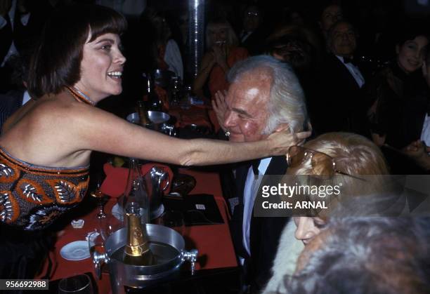 Portrait de la chanteuse Mireille Mathieu avec l'impresario Johnny Stark à la soirée d'anniversaire de Mireille Mathieu en juillet 1988 en France.