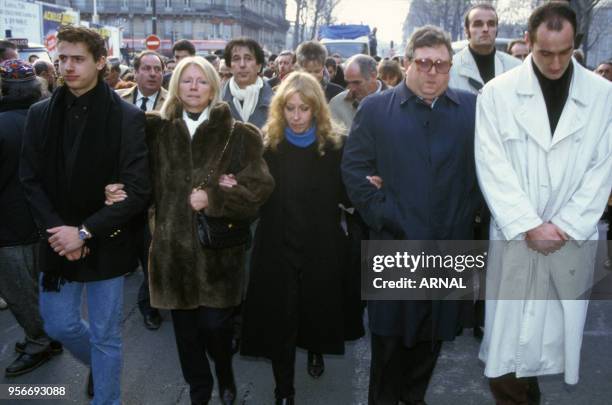 La famille Zavatta assiste aux funérailles d'Achille Zavatta, le fameux clown et directeur de cirque, en novembre 1993 à Paris, France.