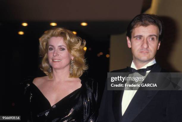 Portrait de l'actrice Catherine Deneuve et du journaliste Pierre Lescure lors d'une soirée donnée autour du film 'Subway' de Luc Besson au Palais des...