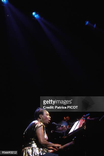 Portrait de la chanteuse américaine Nina Simone en concert à l'Olympia en avril 1990 à Paris, France.