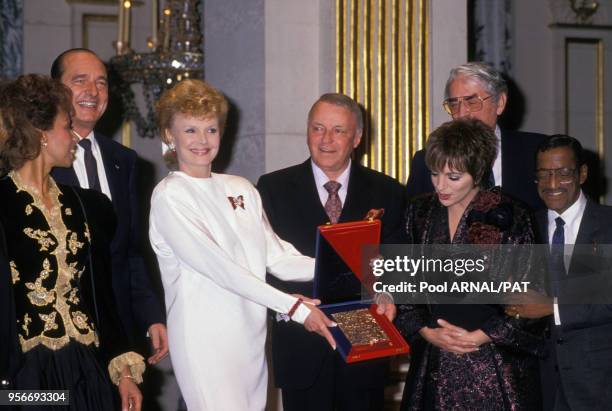 Portrait de Jacques Chirac, Frank Sinatra, Liza Minnelli et Sammy Davis Jr en avril 1989 à Paris, France.