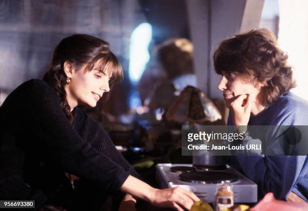 Portrait de l'actrice Marie Trintignant et de sa mère la réalisatrice Nadine Trintignant sur le tournage du film 'L'Eté prochain' en 1984.