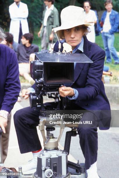 Portrait de la réalisatrice Nadine Trintignant sur le tournage du film 'L'Eté prochain' en 1984.