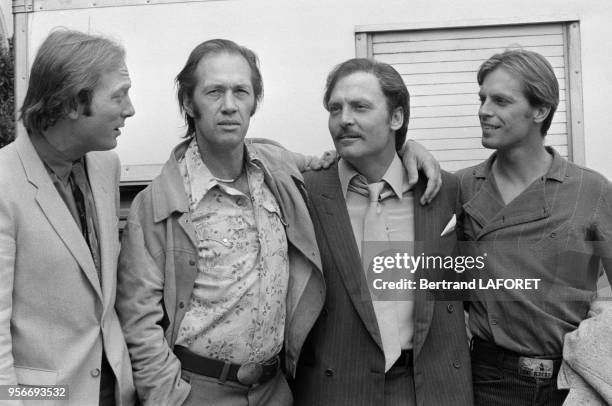 David Carradine, Stacy Keach et Keith Carradine lors du Festival de Cannes en mai 1980, Cannes, France.