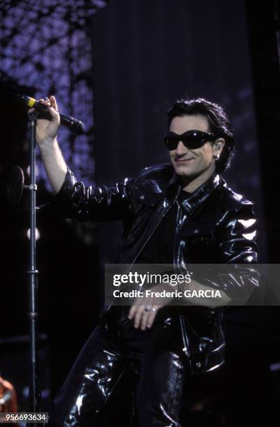 Portrait de Bono, chanteur du groupe de rock irlandais U2, en concert lors de la tournée Zooropa en 1993 en France.