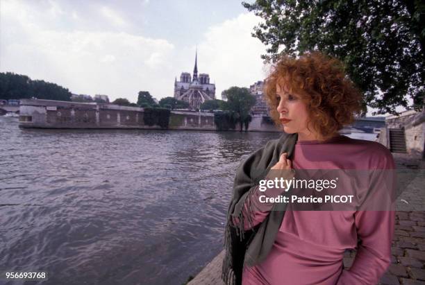 Portrait de l'actrice américaine Louise Sorel sur les quais de la Seine en avril 1990 à Paris, France.