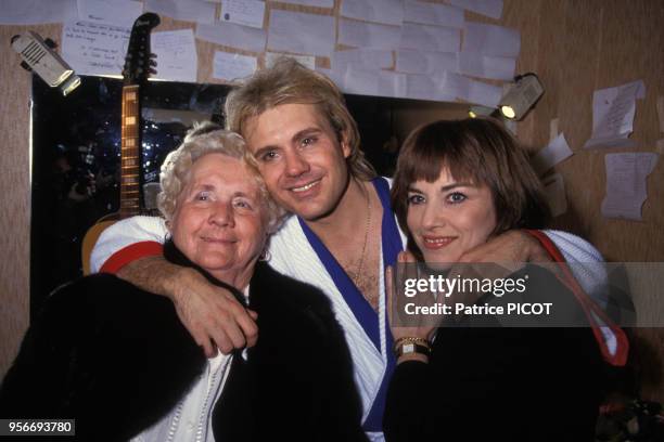 Portrait du chanteur François Valéry et de sa mère, et de l'actrice Nicole Calfan sa femme à l'Olympia en janvier 1990 à Paris, France.