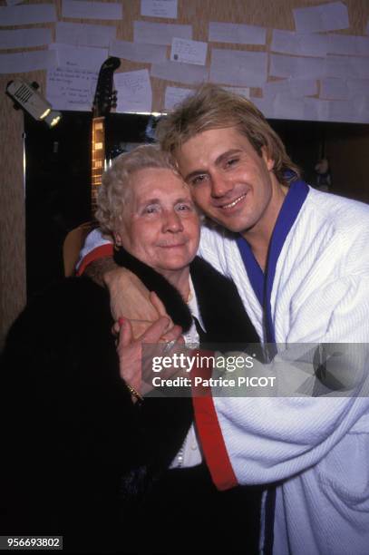 Portrait du chanteur François Valéry et de sa mère, et de l'actrice Nicole Calfan sa femme à l'Olympia en janvier 1990 à Paris, France.