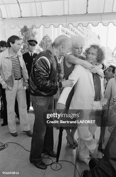 Gérard Oury, Valérie Mairesse et Pierre Richard sur le tournage des denières scènes du film 'Le Coup du Parapluie' lors du Festival de Cannes en mai...