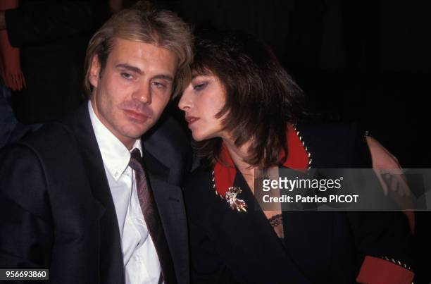 Portrait de l'actrice Nicole Calfan et de son époux le chanteur François Valéry lors d'un gala à l'Olympia en novembre 1991 à Paris, France.