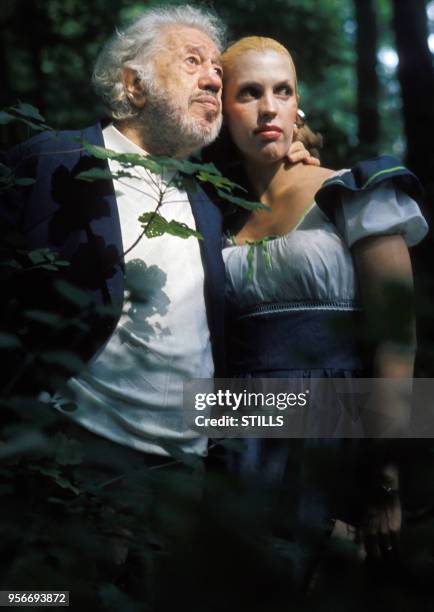 Portrait du comédien Michel Simon en compagnie d'une jeune femme blonde, circa 1970.