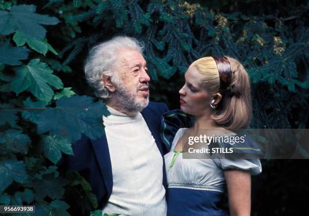 Portrait du comédien Michel Simon en compagnie d'une jeune femme blonde, circa 1970.