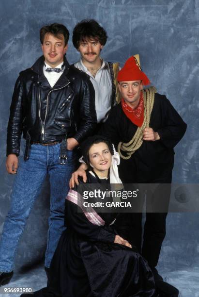 Portrait du groupe de variété Simon et les Modanais en février 1988 à Modane, France.