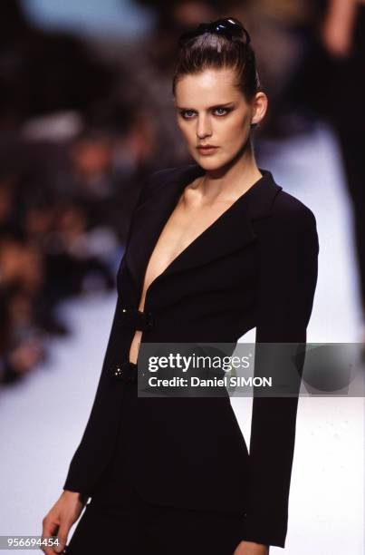 Stella Tennant présente la collection Dior, octobre 1996, Paris, France.