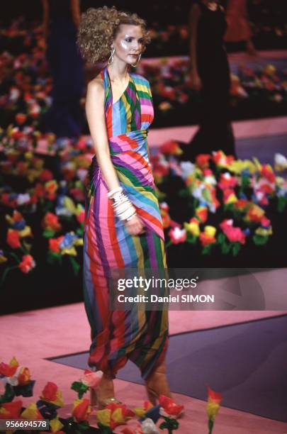 Nadja Auermann dans une robe combinaison à rayures multicolores de la collection Chloé, octobre 1996, Paris, France.