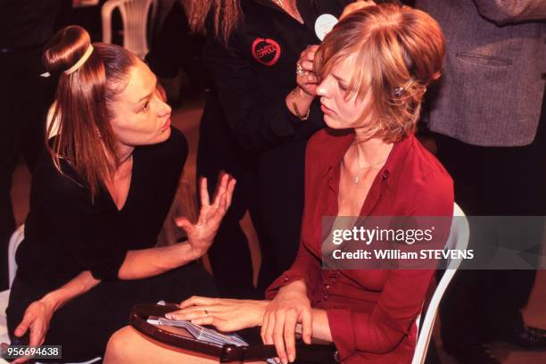 Les mannequins Carla Bruni et Eva Herzigova discutent pendant une séance maquillage lors d'un défilé de Prêt-à-Porter Printemps-Eté 97, octobre 1996,...