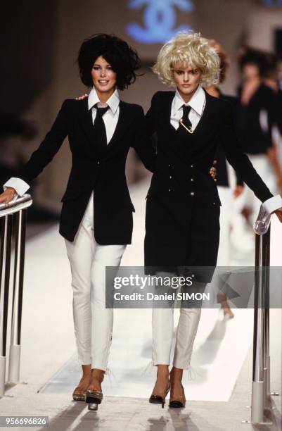 Claudia Schiffer et Stella Tennant présentent le défilé Chanel, octobre 1996, Paris, France.