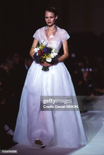 Robe de mariée du défilé Castelbajac, octobre 1996, Paris, France.