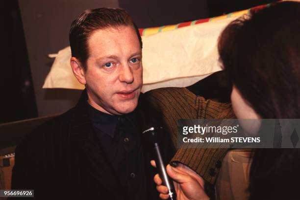 Le styliste Hervé Léger interviewé dans les coulisses du défilé Prêt-à-Porter Printemps-Eté 97, octobre 1996, Paris, France.