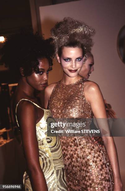 Naomi Campbell et Nadja Auermann posent dans les coulisses du défilé Valentino Printemps-Eté 97, octobre 1996, Paris, France.