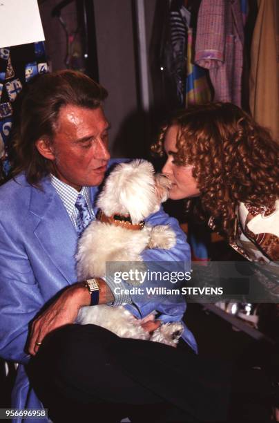 Johnny et Laeticia Hallyday avec leur chien dans les coulisses des défilés Prêt-à-Porter Printemps-Eté 96/97, octobre 1996, Paris, France.