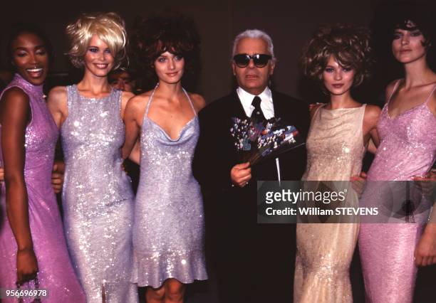 Karl Lagerfeld entouré de Naomi Campbell, Claudia Schiffer, Kate Moss, Stella Tennant dans les coulisses du défilé Chanel Prêt-à-Porter Printemps-Eté...
