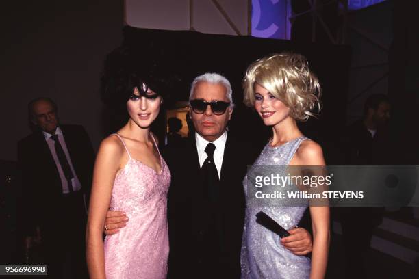 Karl Lagerfeld entouré des mannequins Stella Tennant et Claudia Schiffer dans les coulisses du défilé Chanel Prêt-à-Porter Printemps-Eté 96/97,...