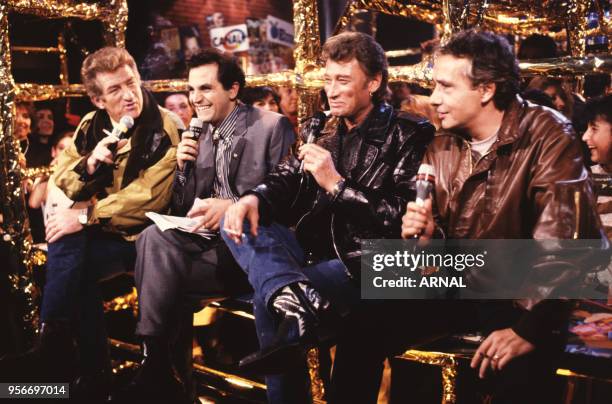 Marc Toesca, Eddy Mitchell, Johnny Hallyday et Michel Sardou lors de l'émission "Top 50" le 4 novembre 1989 à Paris en France.