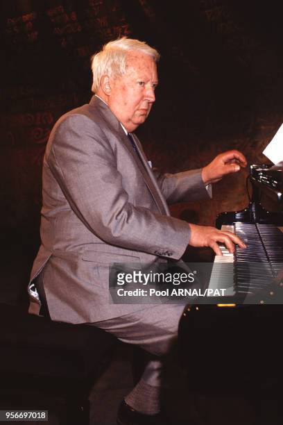 Homme politique britannique Edward Heath jouant du piano en avril 1991 à Paris en France.