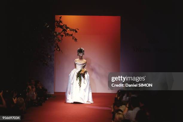 La robe de mariée de la collection Westwood PAP Printemps-Eté 1997, octobre 1996, Paris, France.