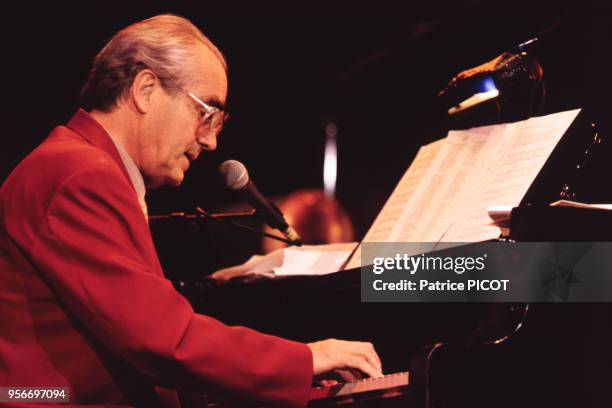 Le compositeur Michel Legrand le 22 septembre 1994 jouant du piano sur la scène de l'Olympia à Paris en France.