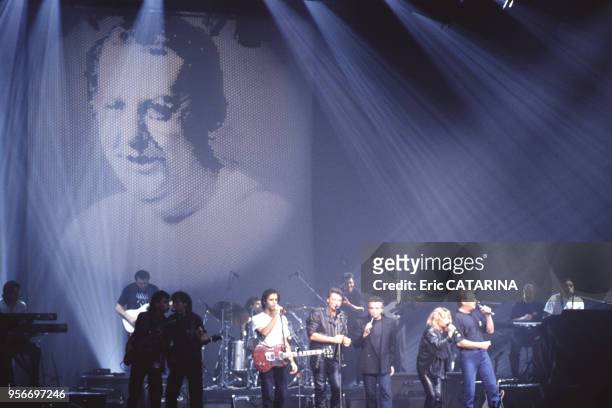 Jean-Jacques Goldman, Johnny Hallyday, Michel Sardou, Véronique Sanson et Eddy Mitchell lors d'un concert des "Enfoirés" en novembre 1989 en France.