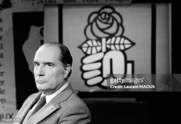 François Mitterrand et le logo du Parti socialiste 'La rose au poing' le 10 novembre 1976 à Paris, France.