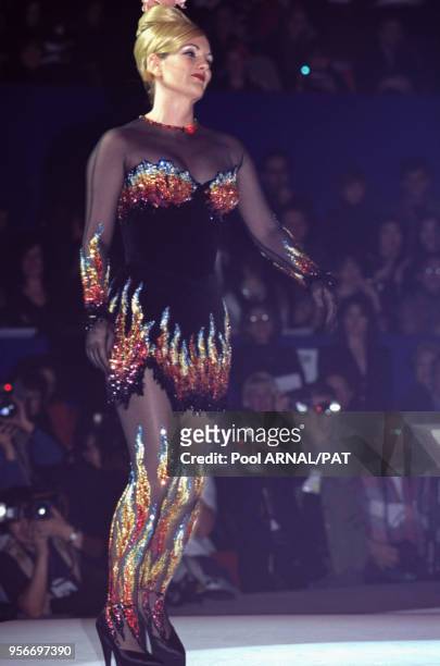Patricia Hearst lors du défilé Thierry Mugler en mars 1995 à Paris en France.